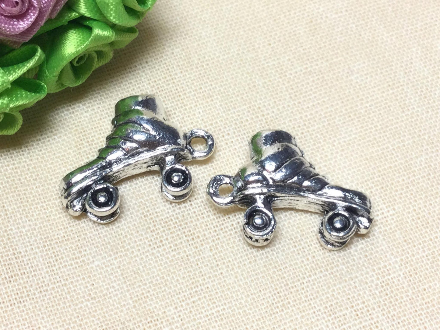 #2916 / Antique Silver Roller Skate Charm, Pendant, Earring / Cadmium, Lead Free / 19.5x13x6mm / Attached 1.5mm Loop / Sold Individually