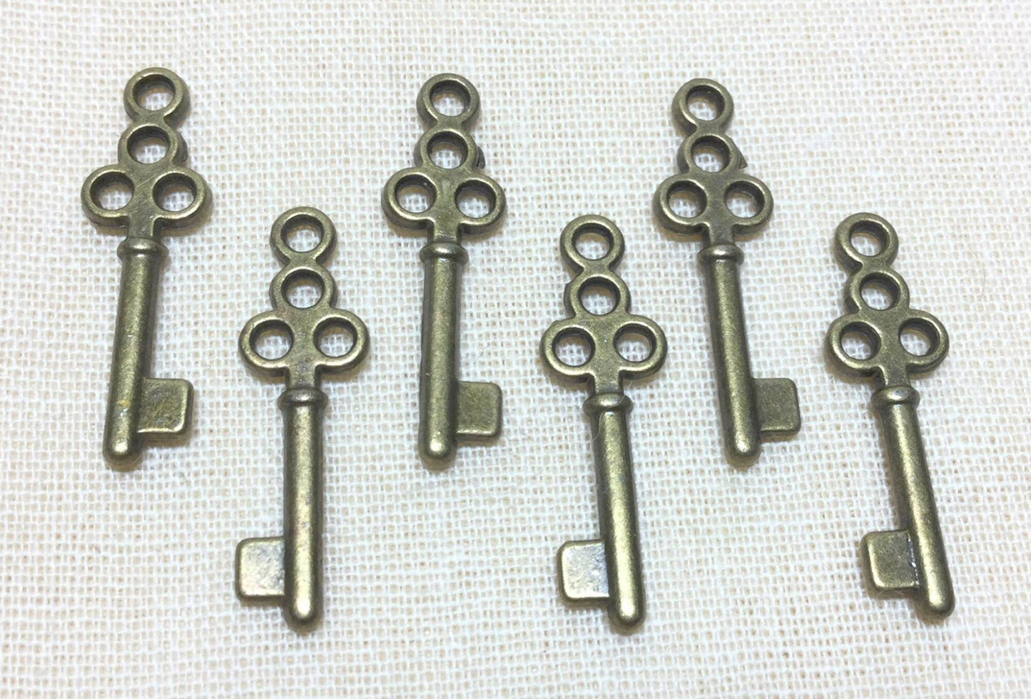 #2925 / Antique Bronze Skeleton Key Charm, Pendant, Earring / Lead, Nickel, Cadmium Free / 21.5x7mm / Attached Loop: 1mm / Lot of 10